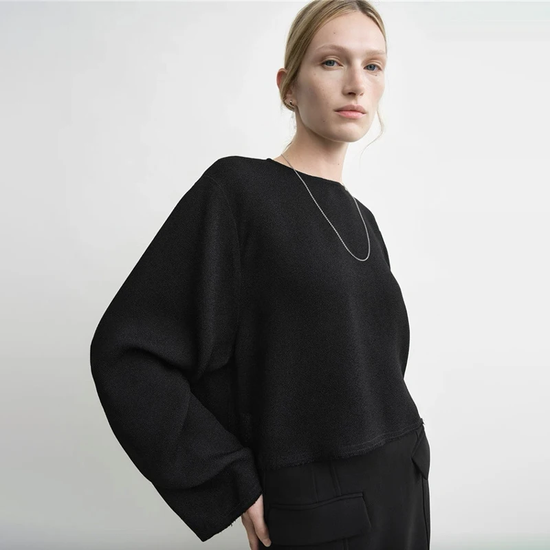 

Стильный свободный топ Nordic Mat Early Autumn из ацетата с круглым вырезом, длинными рукавами и рваным краем, создающий ощущение роскоши.