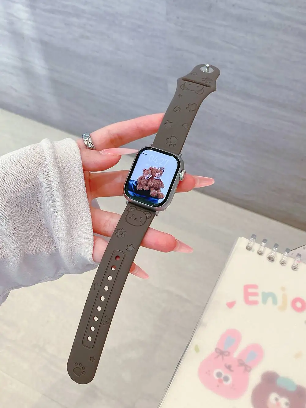 ファッション漫画風クマ シリコンケースバンド Apple Watch カバーストラップ シリーズ10/9/8/7 40mm 41mm 42mm 44mm 45mm 46mm対応