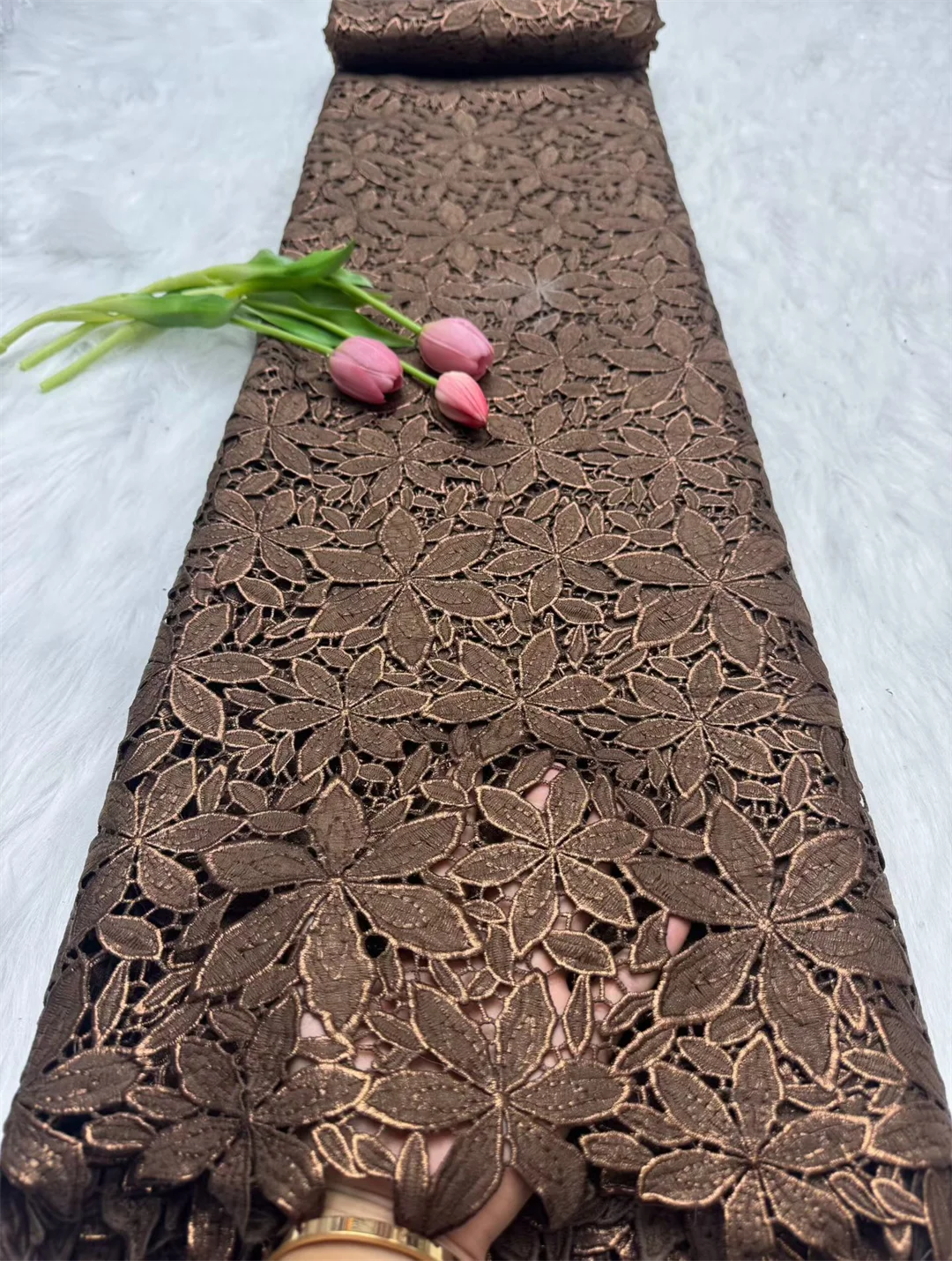 

Оптовая продажа, 2026, новейшая высококачественная африканская гипюровая кружевная ткань, нигерийская водорастворимая молочная шелковая кружевная ткань для вечеринки