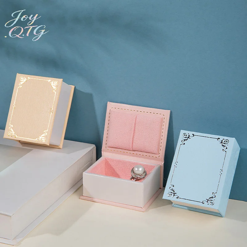 

1 шт., коробка для колец в форме книги, креативная откидная крышка, магнитный держатель для колец с замшевой тканевой подкладкой, серьги, подарочный чехол для ювелирных изделий, аксессуары