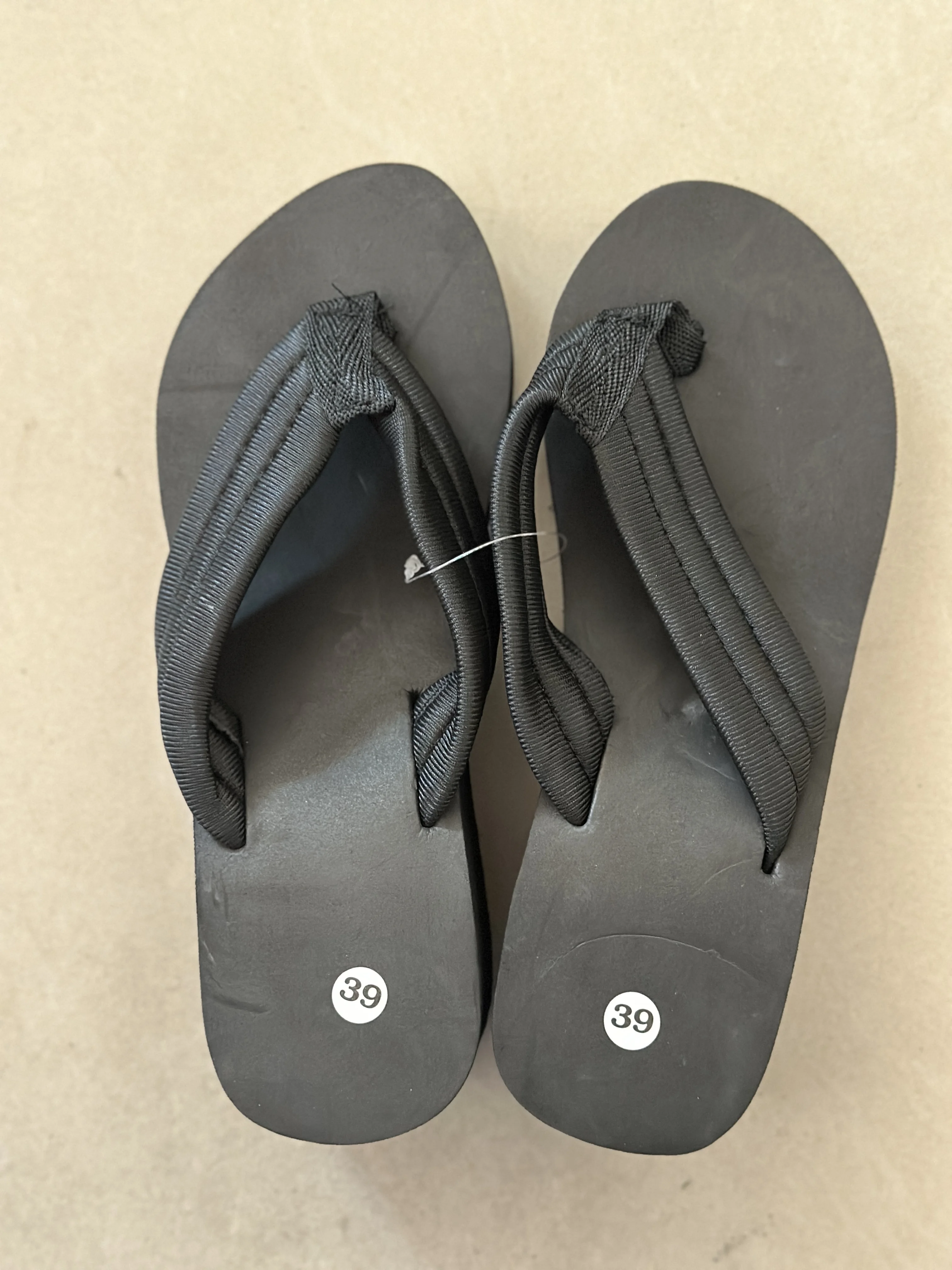 Damen Flip-Flops mit dicken Sohlen, Sommerschuhe, leichte Mädchen-Hausschuhe für den Innenbereich, Strandpantoffeln, schwarze Damen-Sandalen im Street-Fashion-Stil – Detail 5