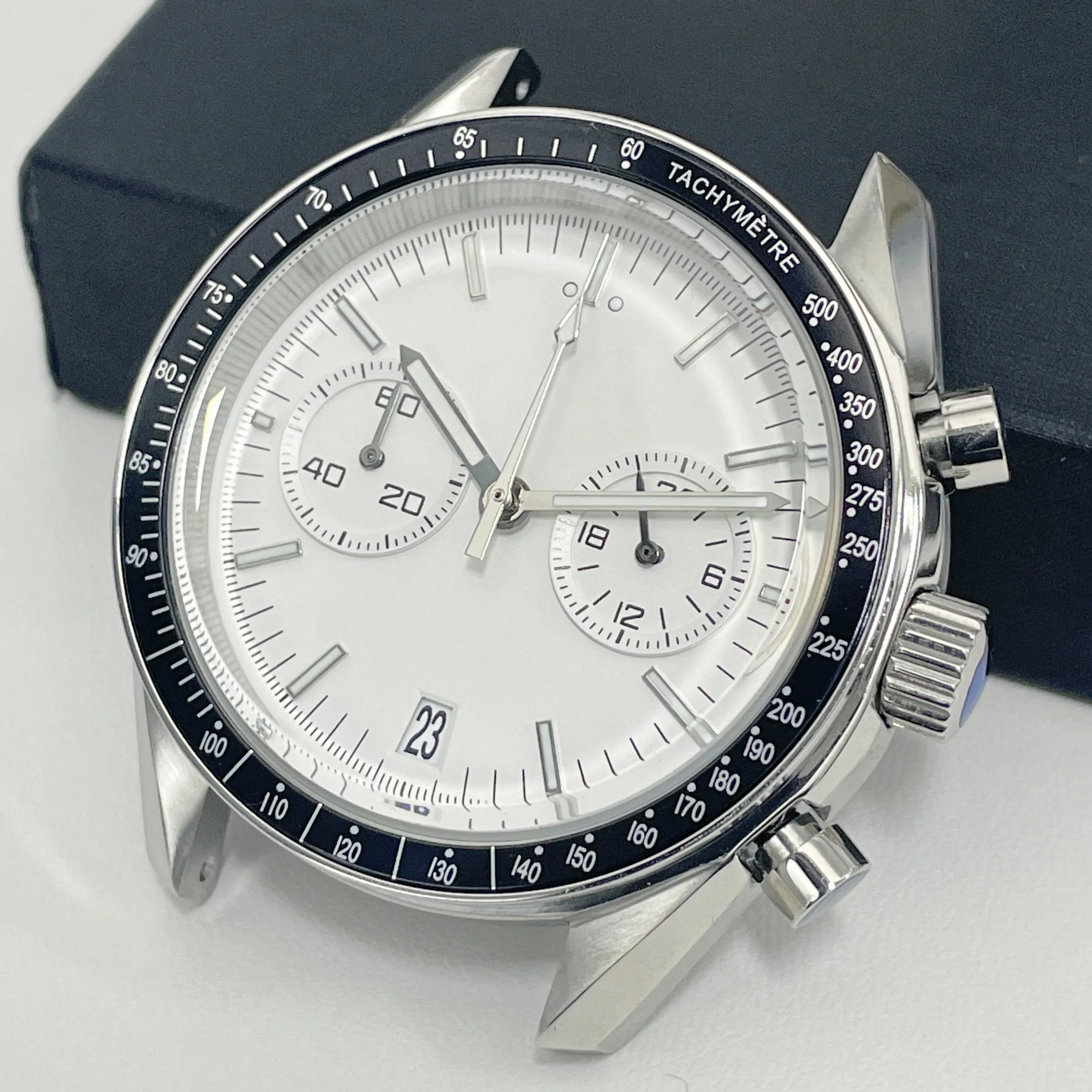 The VK64 movement is paired with a silver stainless steel case measuring 39.7mm, featuring a calendar function and a quartz stop
