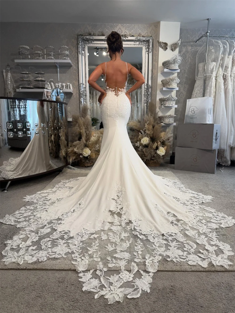 Suknie ślubne w stylu syreny z Tokio, białe, na ramiączkach spaghetti, bez rękawów, z odkrytymi plecami, trenem typu court, kolekcja 2025.