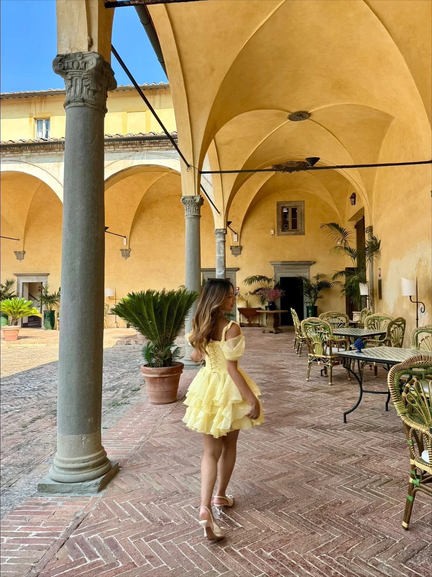 وصل حديثًا فستان شيفون قصير أصفر مكشوف الأكتاف لعام 2026 مع فتحة عنق على شكل قلب وأكمام منتفخة مكشكشة على طراز الأميرة الرومانسي #4