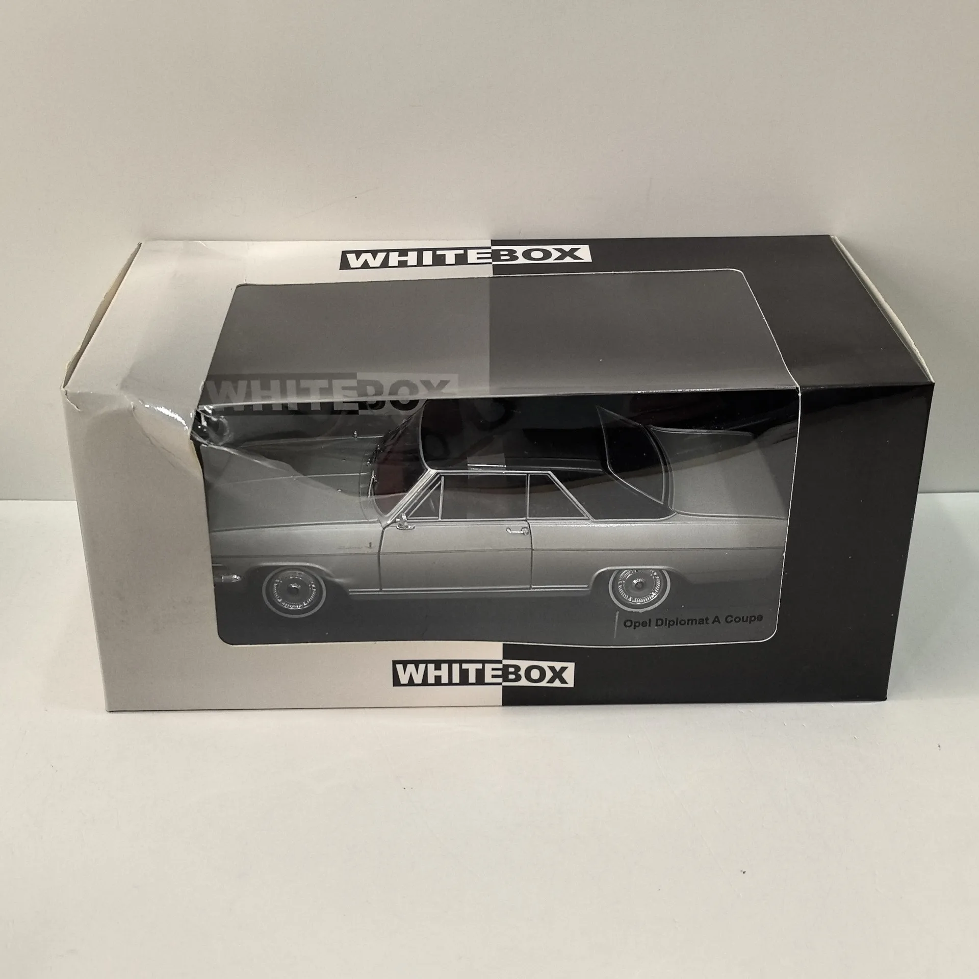 

Diecast WHITEBOX 1/24 Scale OPEL DIPLOMAT A COUPE Alloy Car Model Collectible Toy Gift Souvenir Display Ornament