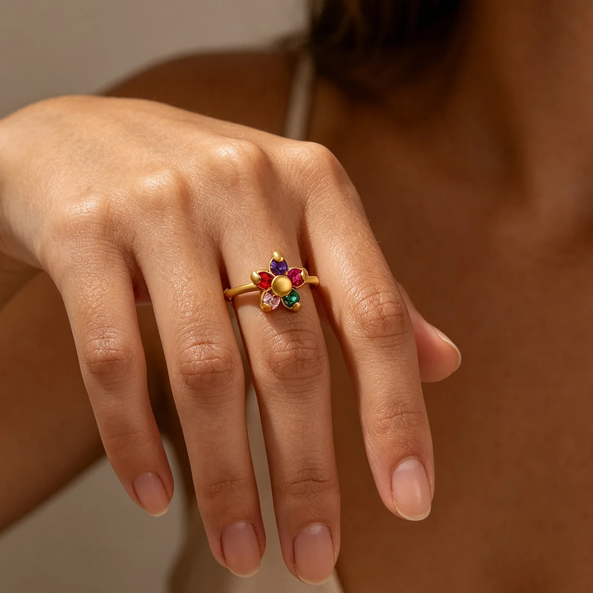 Zarter offener Ring mit Zirkonia-Blume für Damen, goldfarben, aus Edelstahl, mit bunten Kristallen, verstellbarer Manschettenring, minimalistischer Schmuck, Geschenk. – Detail 3