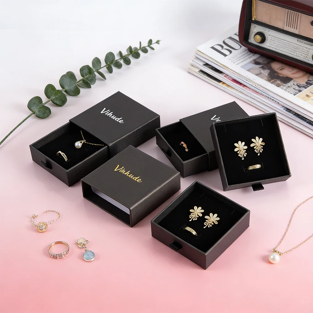 

24 шт. подарочные коробки для ювелирных изделий с логотипом на заказ, 7x7x1.7 см, из крафт-бумаги, для серег, колец, ожерелий, выдвижные, для свадебных подарков