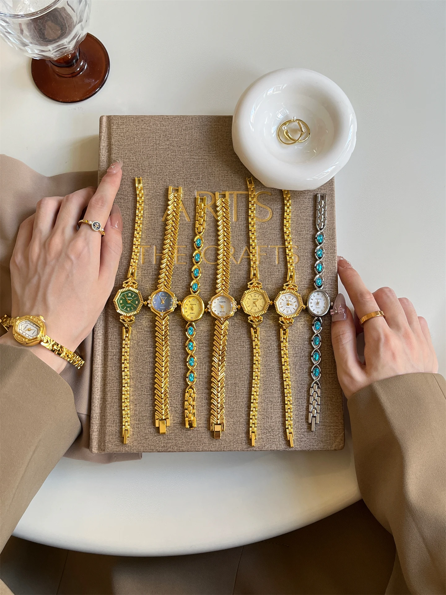 

New women's wristwatch, vintage gold bracelet watch, petite and exquisite art design, high-end selection, elegant women's watch.