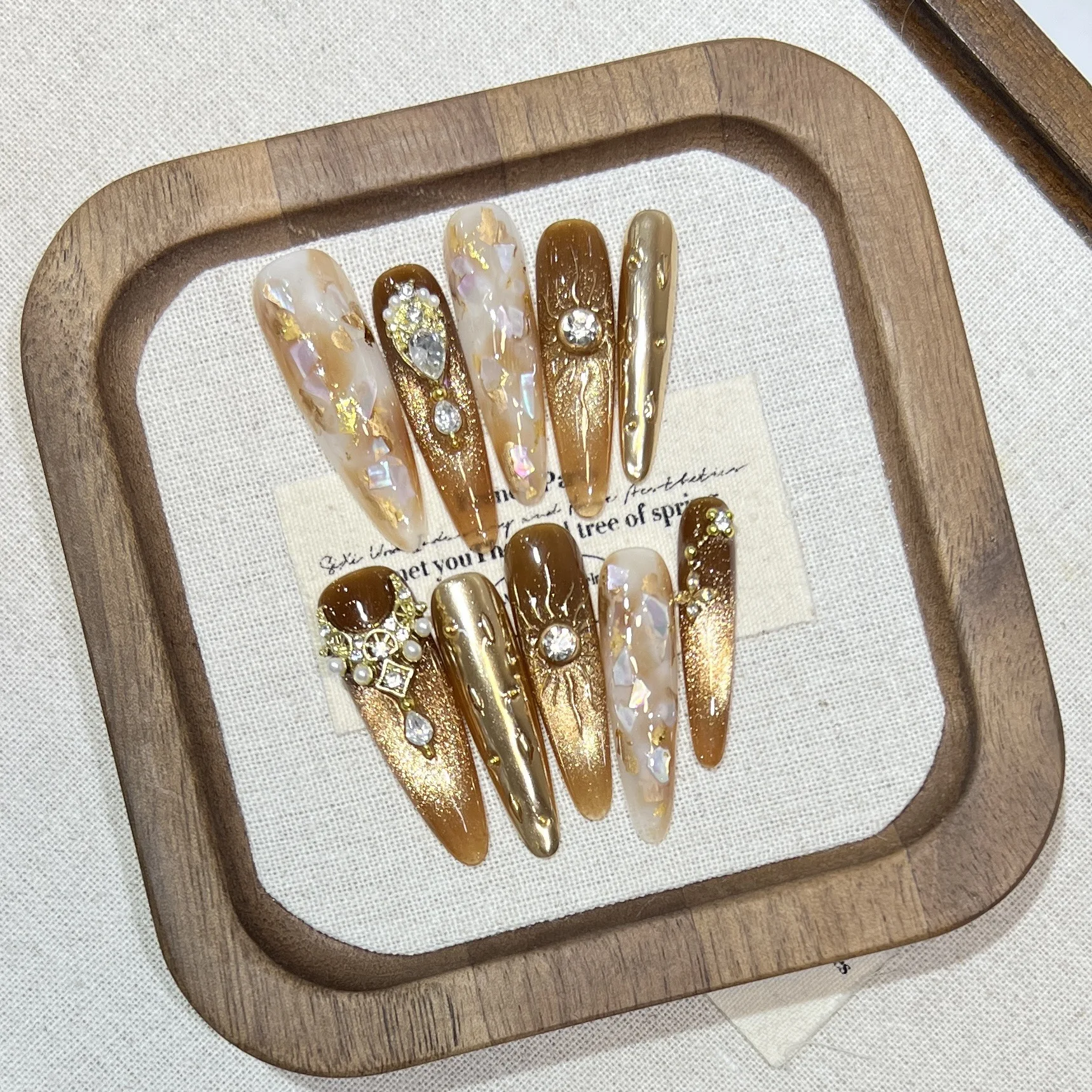 

10 шт., роскошные длинные накладные ногти ручной работы на шпильках, сверкающие золотые кошачьи глаза, жемчуг и бриллиант, декор, накладные ногти высокого уровня, можно носить