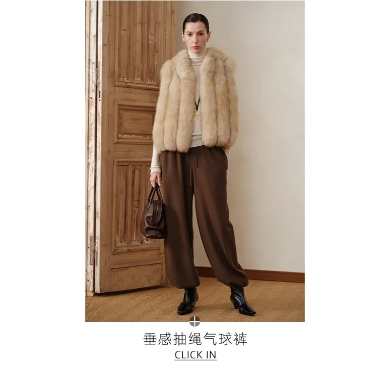 スタイリッシュに重ね着された、フィンランドから輸入されたブルーフォックス、背毛、スタンドカラー、縦列の毛皮、ベストショートシュジュエジン