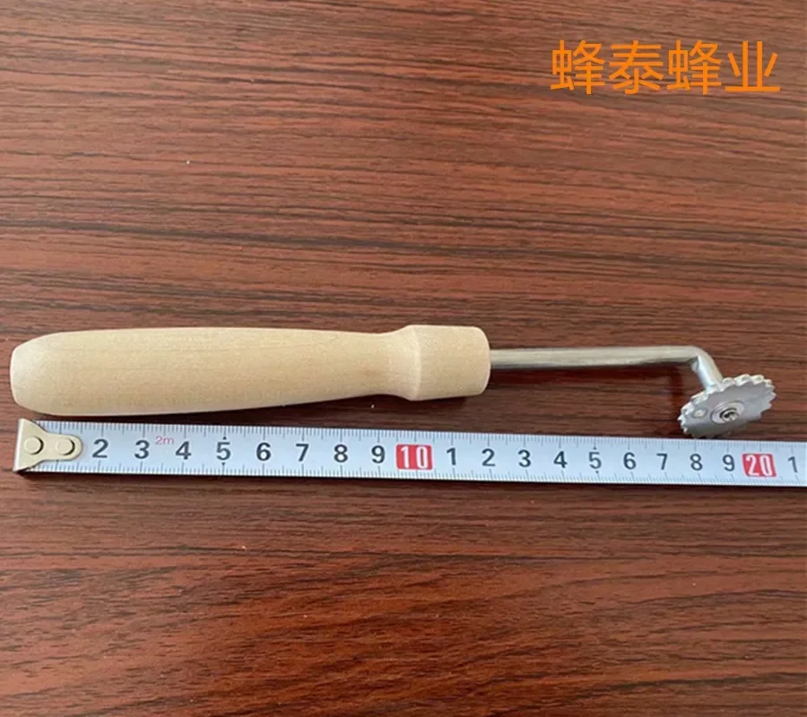 A 7-type Wooden Handle Manual Wooden Handle Roller Wire Burying Device, Nest Frame And Foundation Installation, Wire