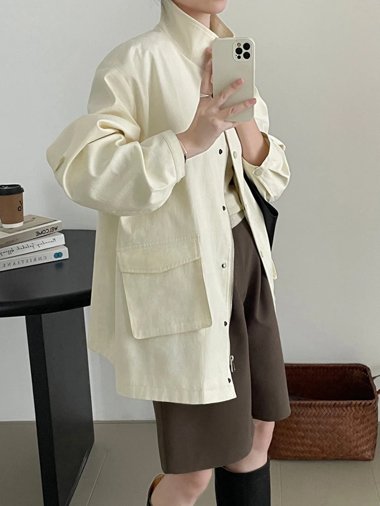 [EAM] Beige Pocket Elegant Big Size Jacket New Stand Collar Long Sleeve Women Coat Fashion Tide Spring Autumn 2024 1DH6915