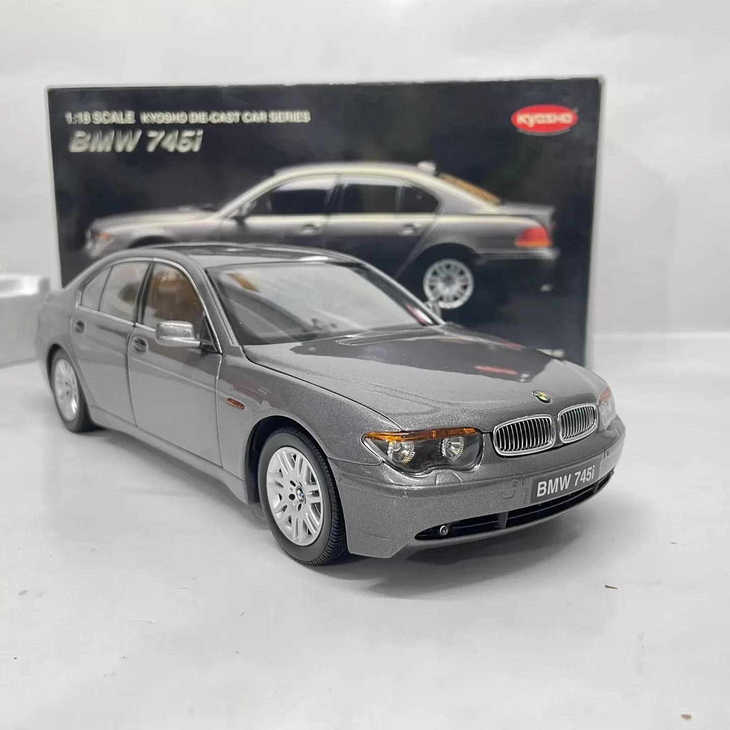 Kyosho Die-cast 1:18 Scale BMW 745i E65 Sedan Simulated Static