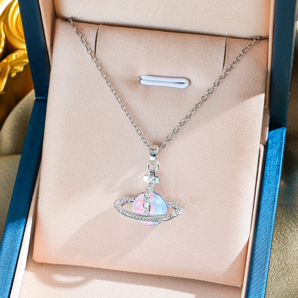 

Японское и корейское легкое роскошное ожерелье Saturn с уникальным и нишевым дизайном, который сияет ярко для женщин.