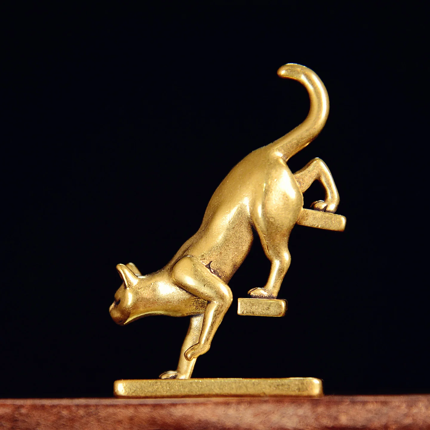 Vintage Brass Descending Stairs Cat Mini Figurine Cute Cat Desktop Decor Moss Bonsai Car Interior Ornament Gift for Pet Lovers