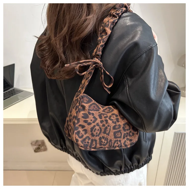 

Leopard print canvas bag for women's commuting fashion, crossbody dumpling bag, single-shoulder armpit mobile phone bag