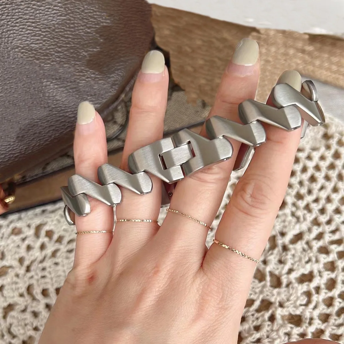 Модные кварцевые женские часы, элегантные квадратные циферблаты, золотой ремешок из нержавеющей стали, водонепроницаемые деловые наручные часы для отдыха для женщин