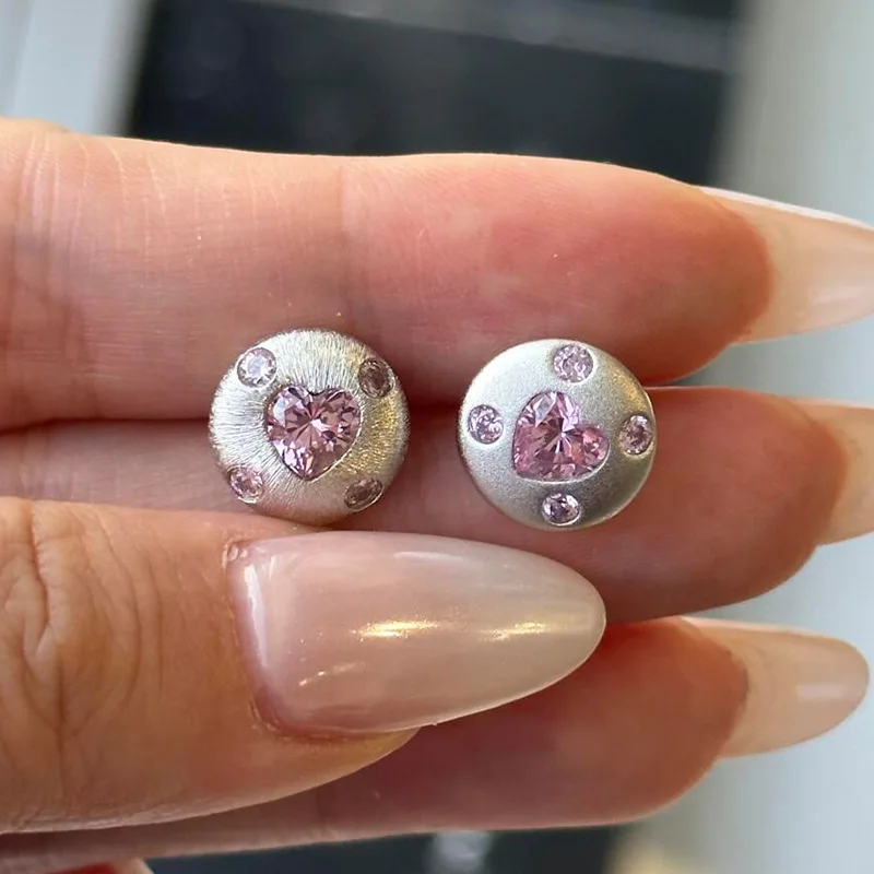 

Romantic and fresh pink heart-shaped earings stud unique and exquisite light luxury brushed round earrings for women jewelry ﻿