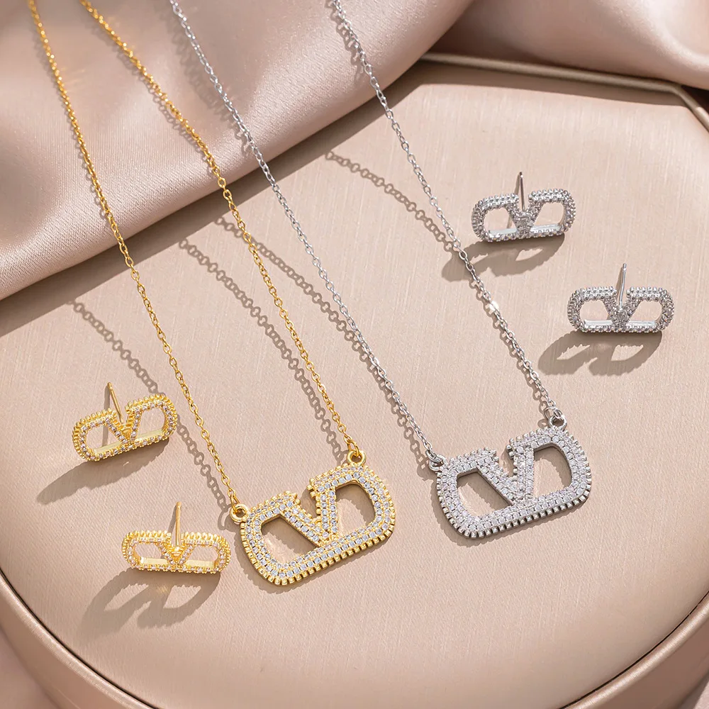 

A New Letter Women's Necklace in European and American Style, A High-end and Light Luxury Anti-allergy Pendant Necklace