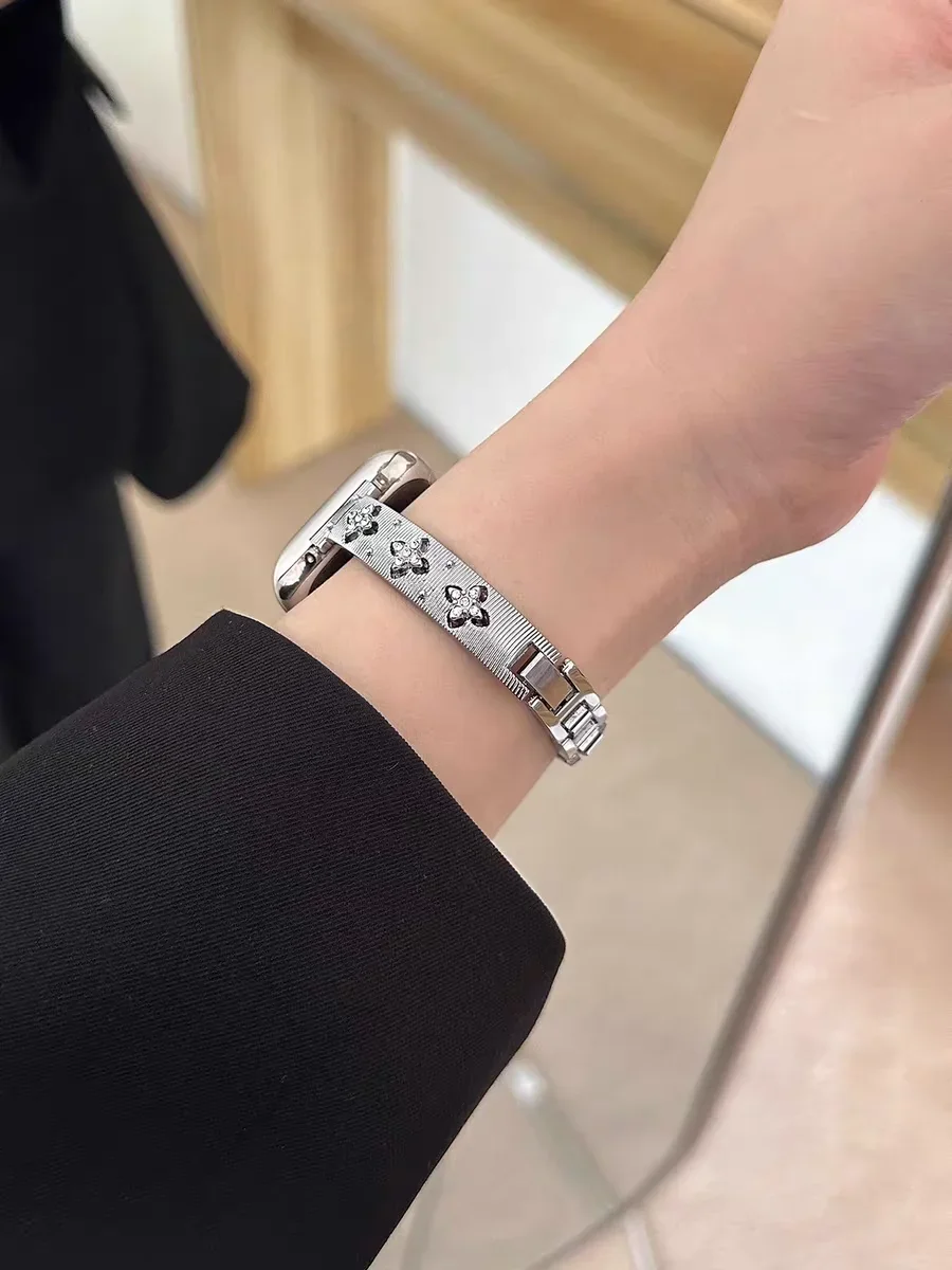สี่ใบดอกไม้เพชรสร้อยข้อมือโลหะสําหรับ Apple Watch Band 40/44 41/45 10S 42/46mm Slim Elegant ผู้หญิงสําหรับ Iwatch 49Ultra
