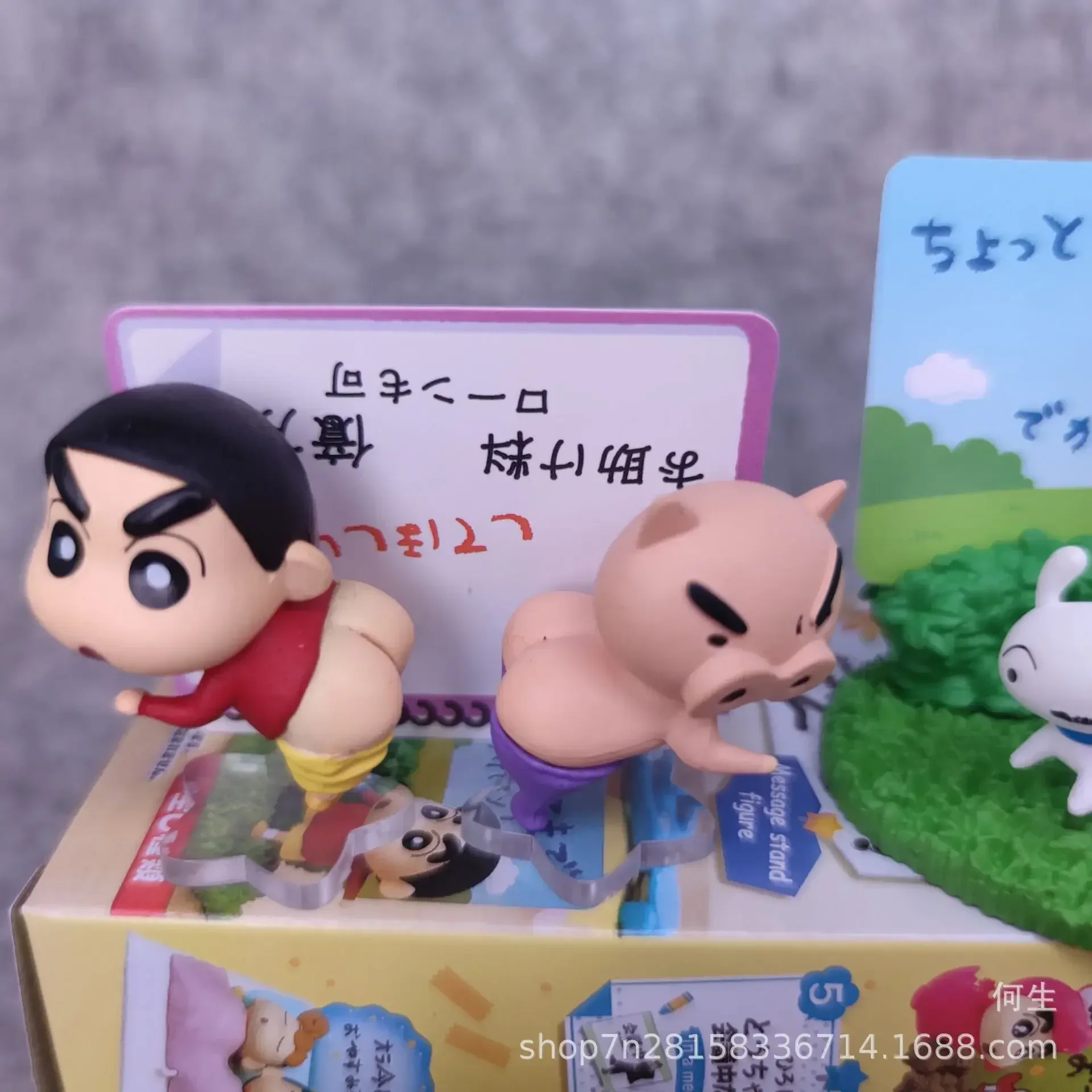 Bandai 1 pçs estilo aleatório anime lápis shin-chan placa de mensagem kawaii q versão figura pvc modelo brinquedos coletar ornamentos presentes