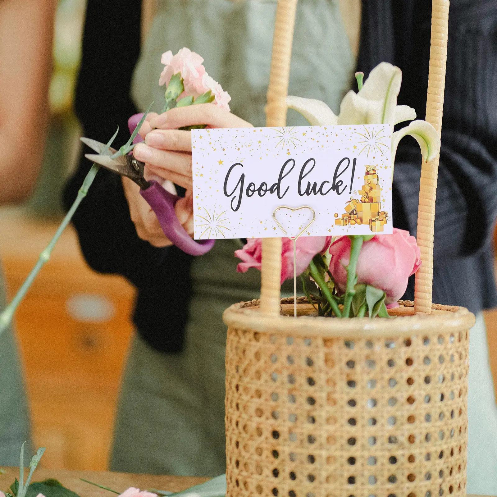 40Pcs Gold Metal Card Holders for Flowers Round Heart Shape Photo Memo Place Card Clips Wedding Birthday Party Decoration