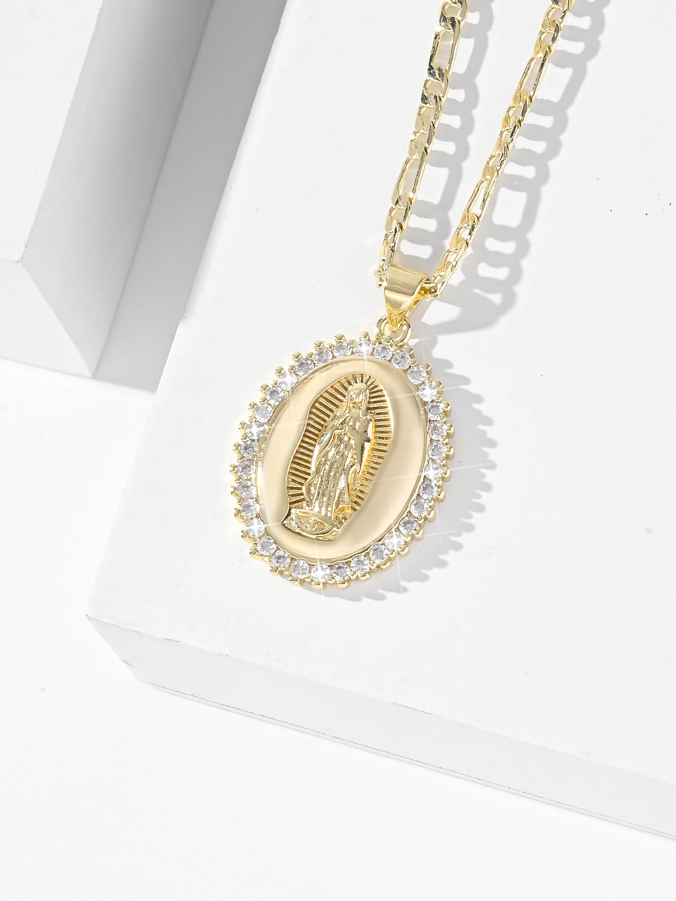 Virgin Mary Pendant Necklace Micro-inlaid zircon Luxury Currents Round Pendant Daily Wear Fashionable Christmas Gift For Family