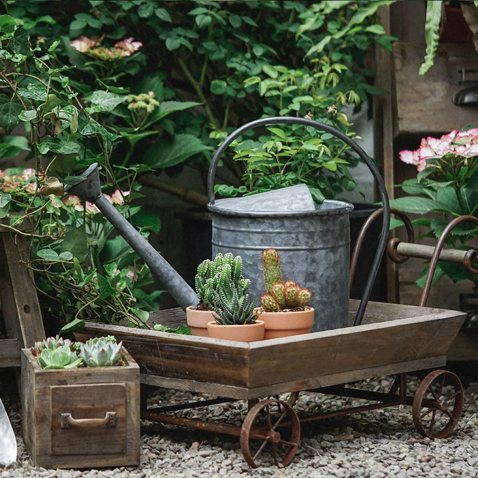 

Rustic Wooden Wagon Wheel Planter Box Plant Stand Holder Flower Cart for Gardening Enthusiasts Lawn Backyard Balcony Living Room