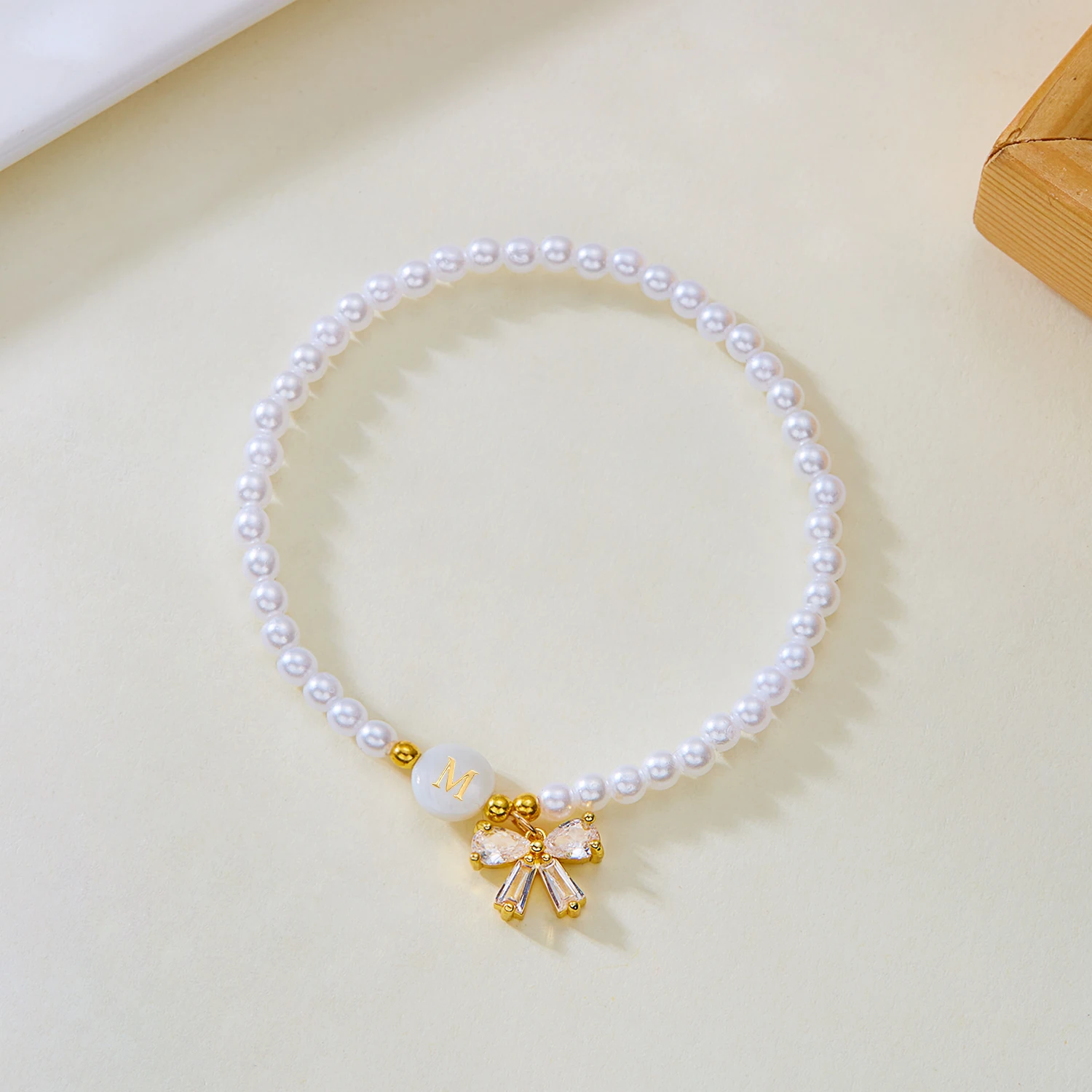 Zierliches Armband mit Imitationsperlen und 26 Buchstaben-Initialen für Damen, Luxuriöses Zirkon-Schleifenanhänger-Armband, Handgelenk-Schmuckgeschenk – Detail 10