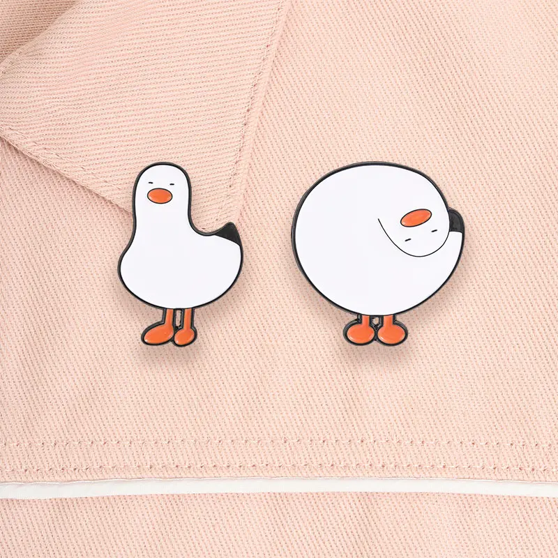 Cartoon Runde, schräg stehende weiße Möwen-Emaille-Anstecknadel – Einfache, verspielte, niedliche Möwen-Brosche für Taschen und Revers – Schmuckgeschenk – Detail 10