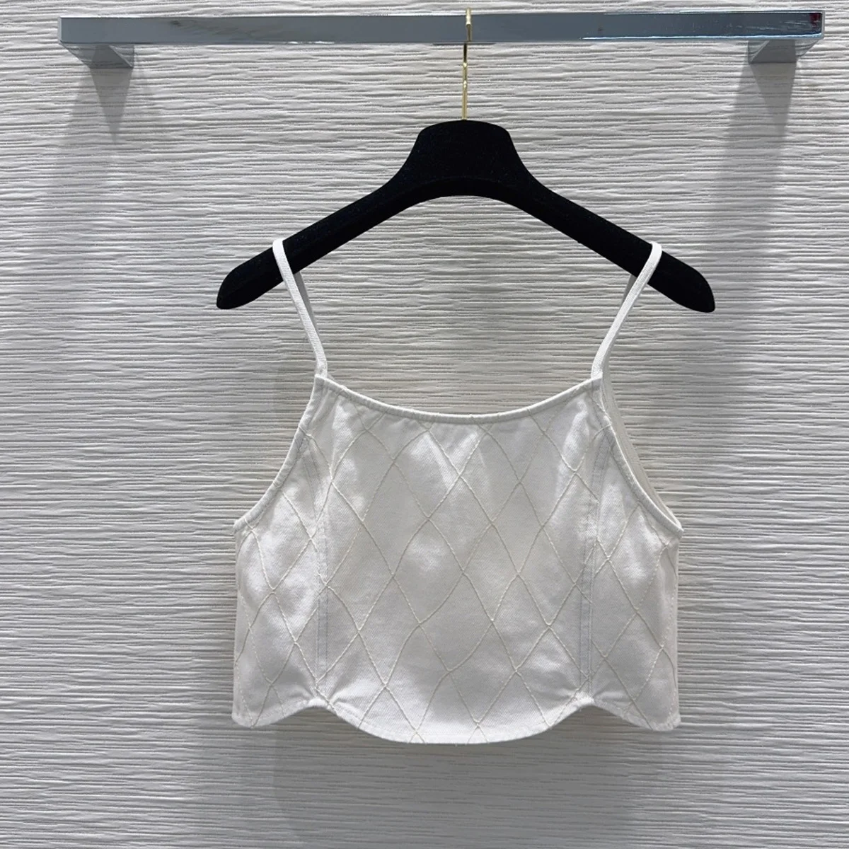 High Quality Women Sleeveless Spaghetti Strap Tank Top Button Front Cropped Camisole With Curved Hem lyt2672129
