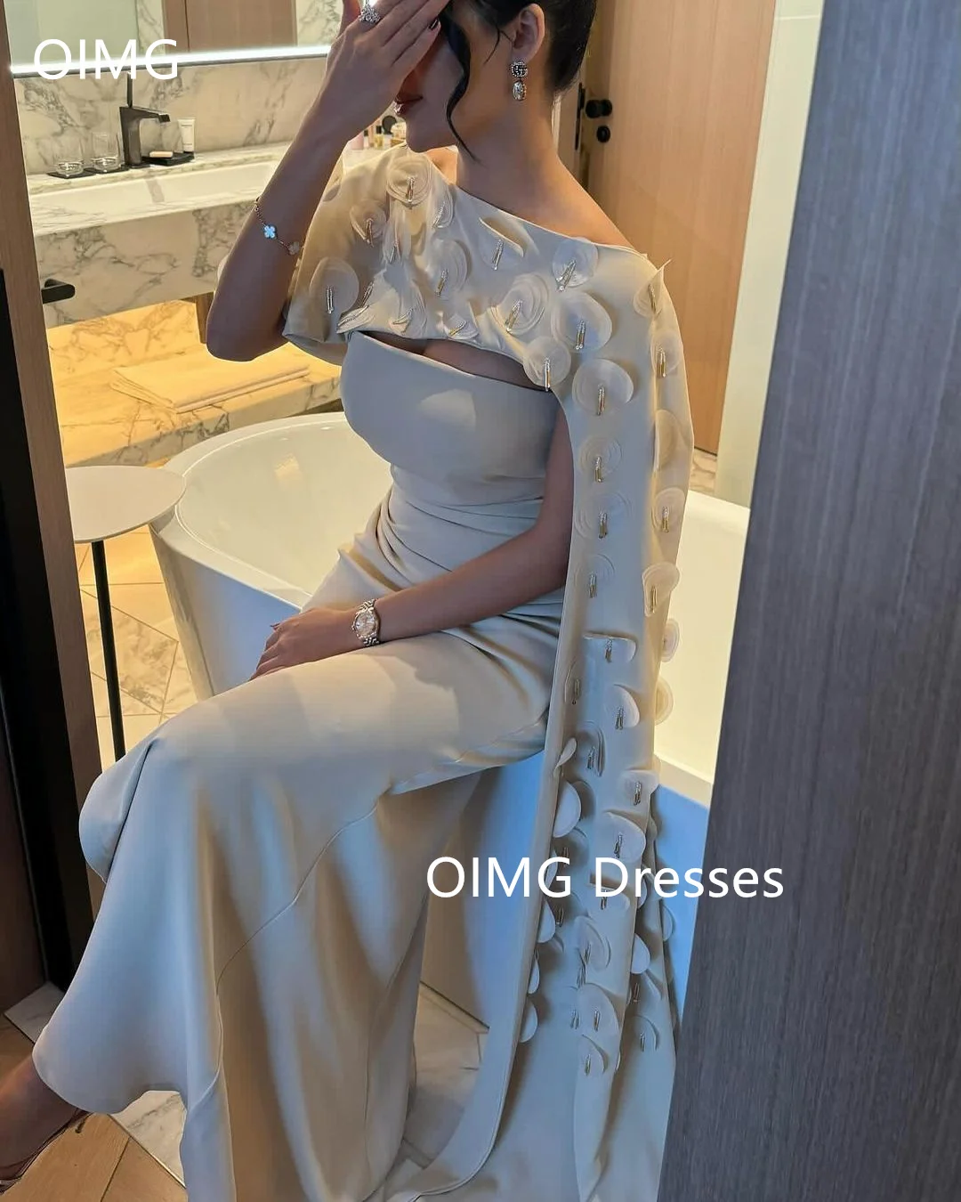 

OIMG Fashion Saudi Appliques Boat Neck Crepe Satin Vintage Prom Dresses Cape Sleeves Sheath Gowns Formal Party Dress Customized