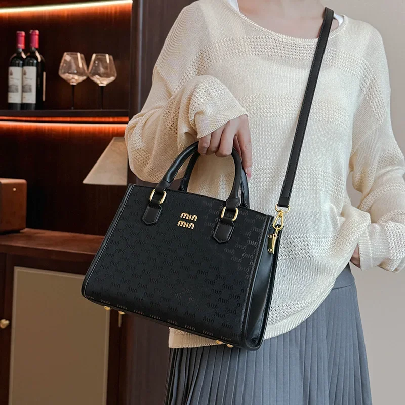 حقيبة يد صيفية كلاسيكية - حقيبة كتف نسائية خفيفة الوزن مع طباعة حروف، محفظة صغيرة مصممة للمناسبات الكاجوال والمكتب