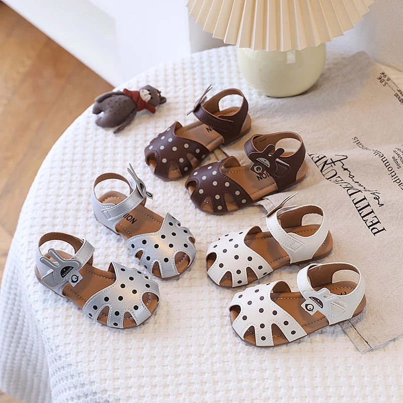

Girls' Summer Wave Dot Pattern Sandals 2026 Breathable Hollow Children's Beach Shoes Flat Anti-Slip Design Children's Shoes