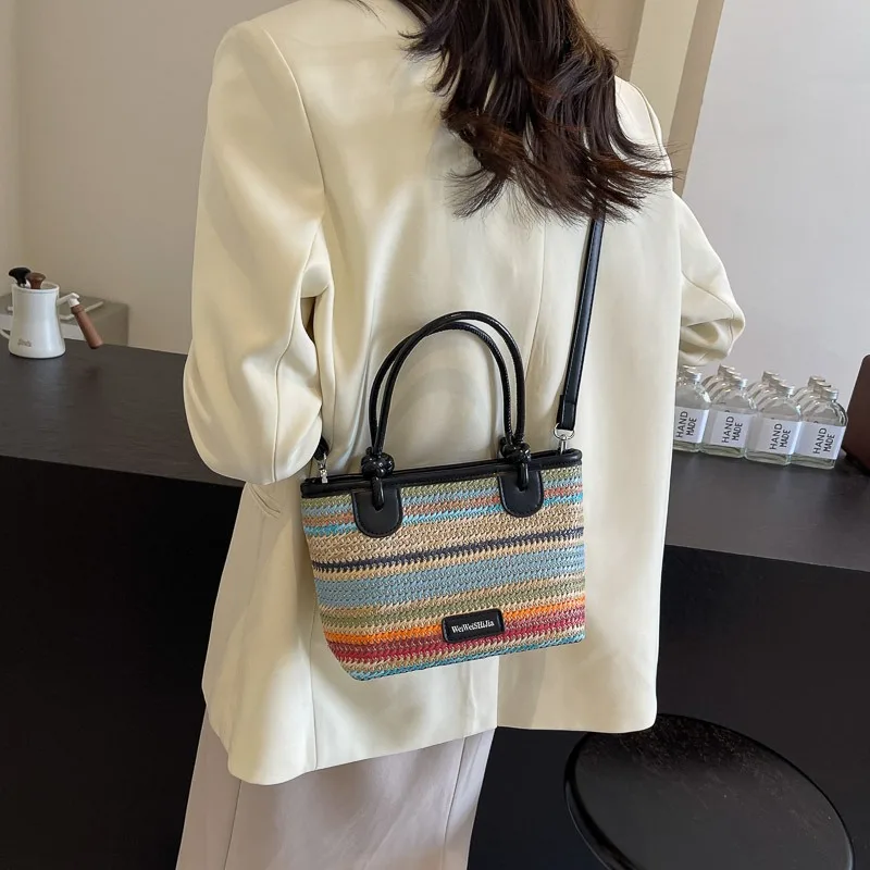 حقيبة شاطئ للعطلات على شاطئ البحر، حقيبة نسائية محمولة يدويًا من القش المنسوج يدويًا، حقيبة كروس صيفية جديدة بكتف واحد بألوان قوس قزح لعام 2025