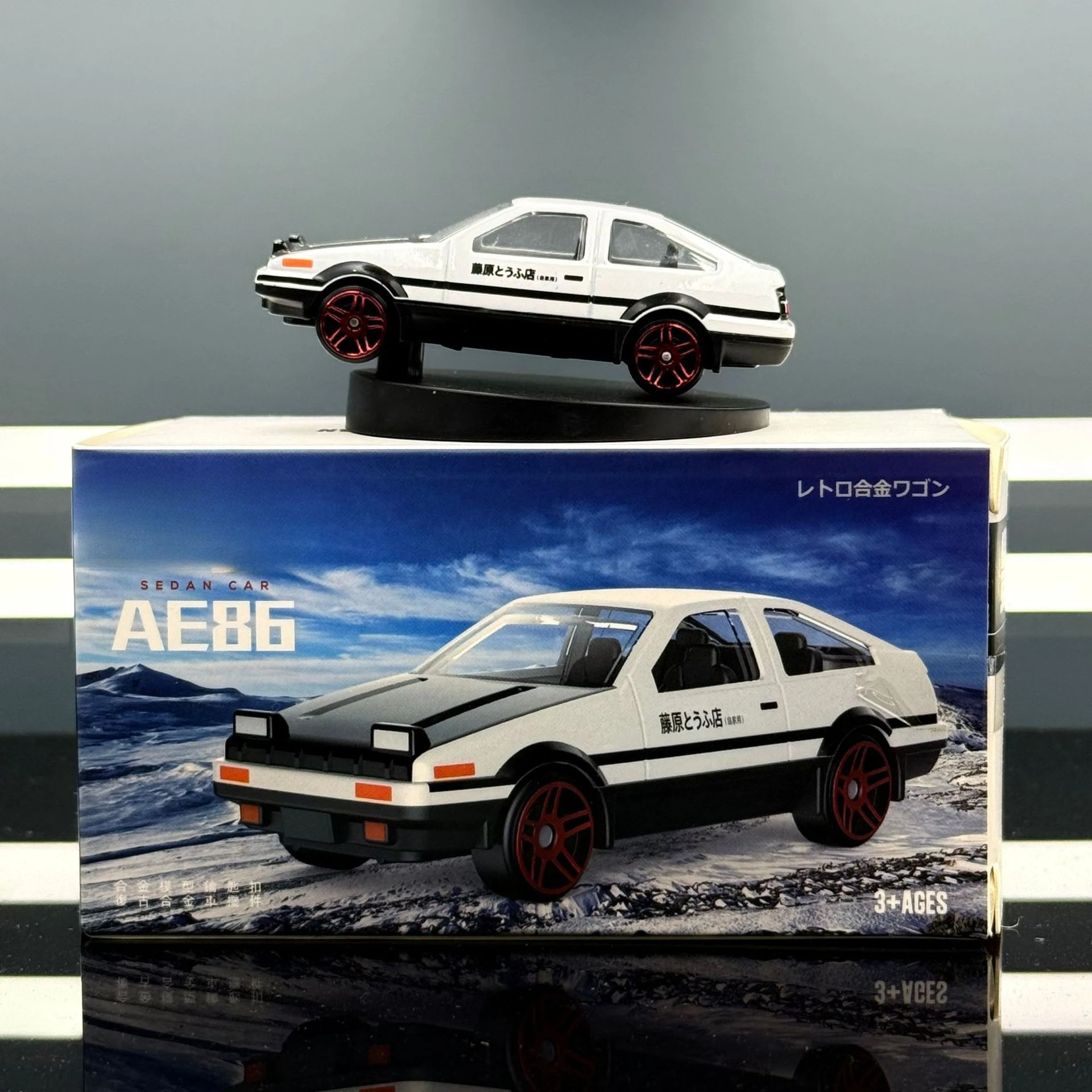 Brelok do kluczy AE86 Truck Drifting, miniatura samochodu ze stopu, zabawka do ślizgania, zawieszka, prezent