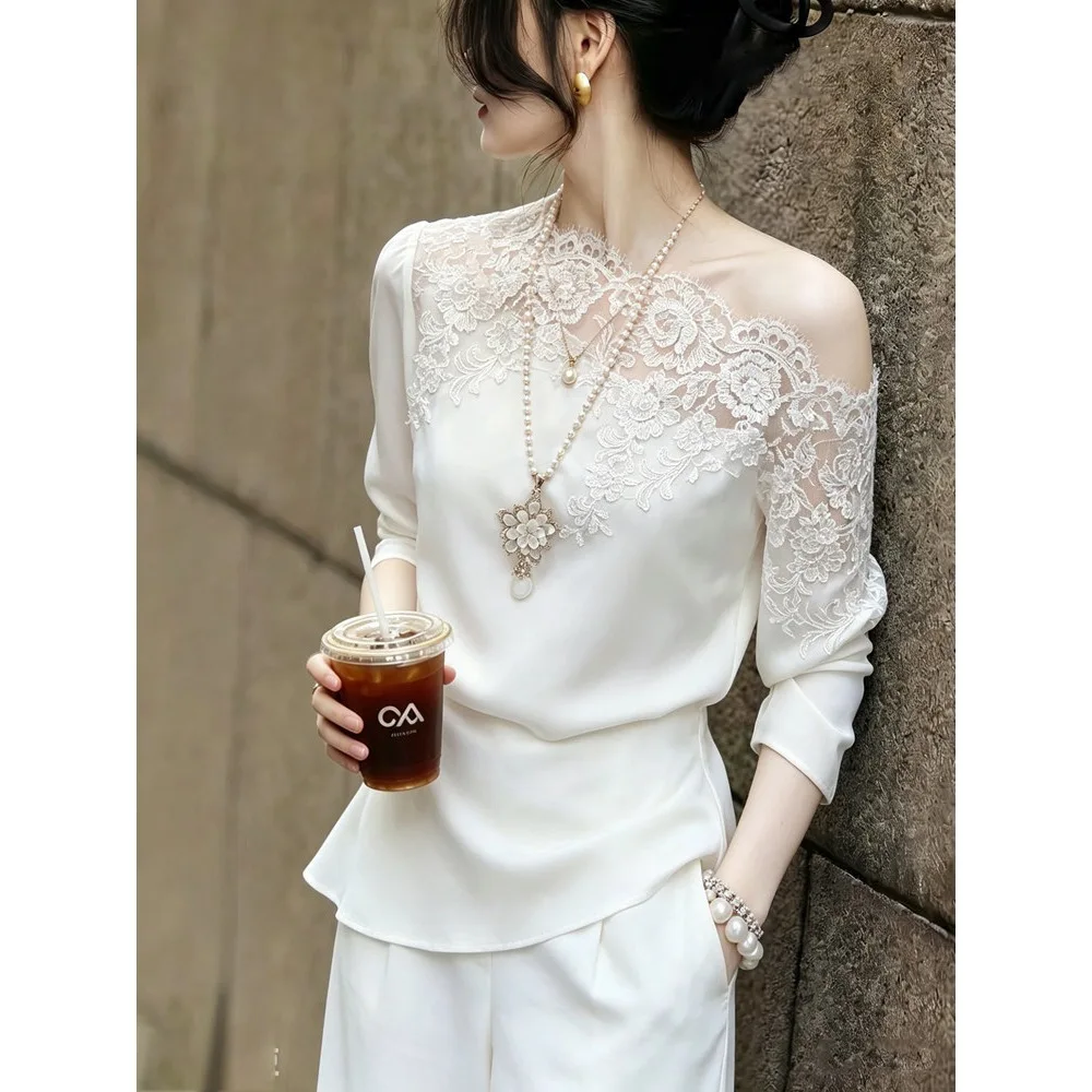 Blusa Elegante Beige de Encaje con Hombros Descubiertos, Bordado Floral y Malla, Manga Corta, para Mujer, Ideal para el Trabajo