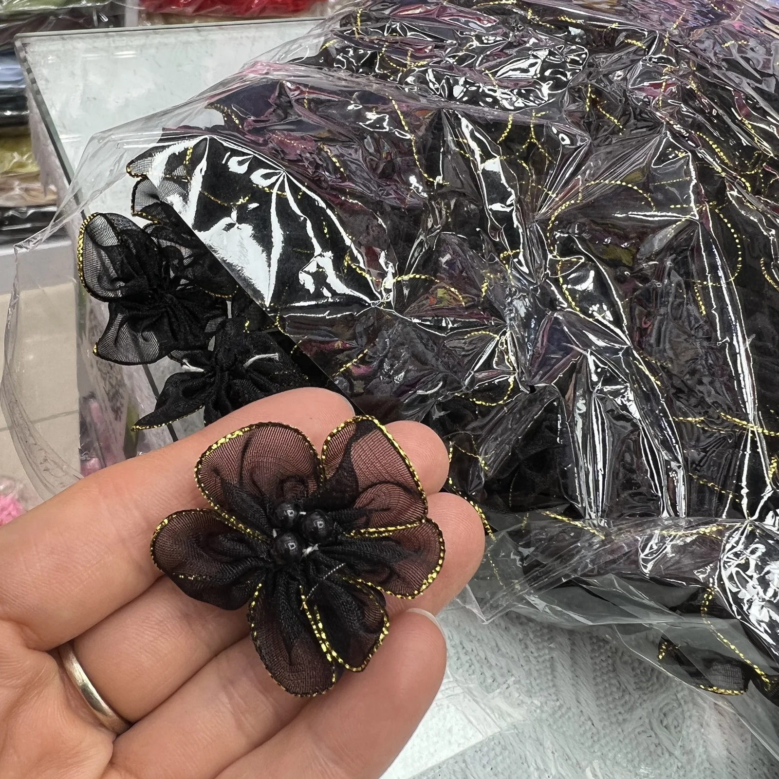 20 قطعة 4 سنتيمتر الثلوج الشاش زهر البرقوق الذهبي حافة ثلاثة حبة الاصطناعي شبكة زهرة DIY بها بنفسك الخياطة الحرفية الزفاف الشعر الملابس ديكور