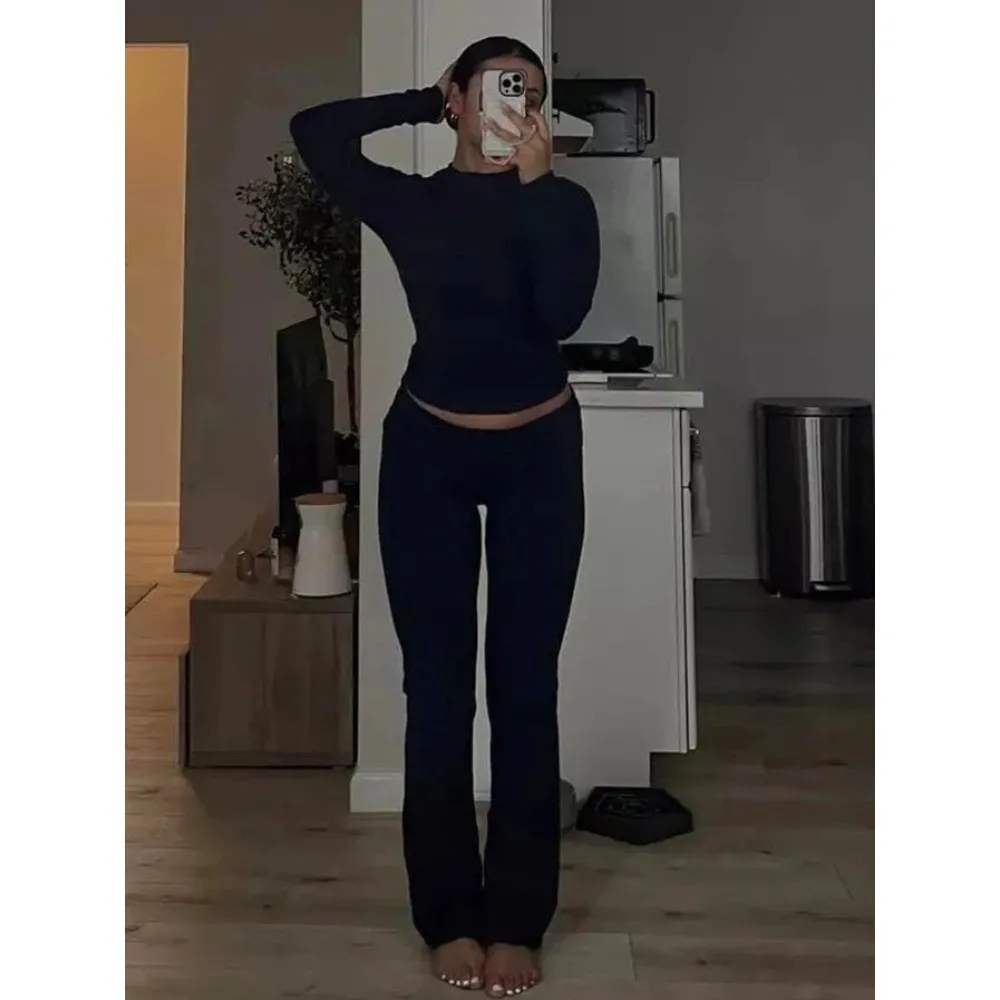 ラウンドネック、長袖、ローウエスト、スリムなフレアパンツを備えた女性用ツーピースカジュアルエクササイズセット、スポーツウェアセット