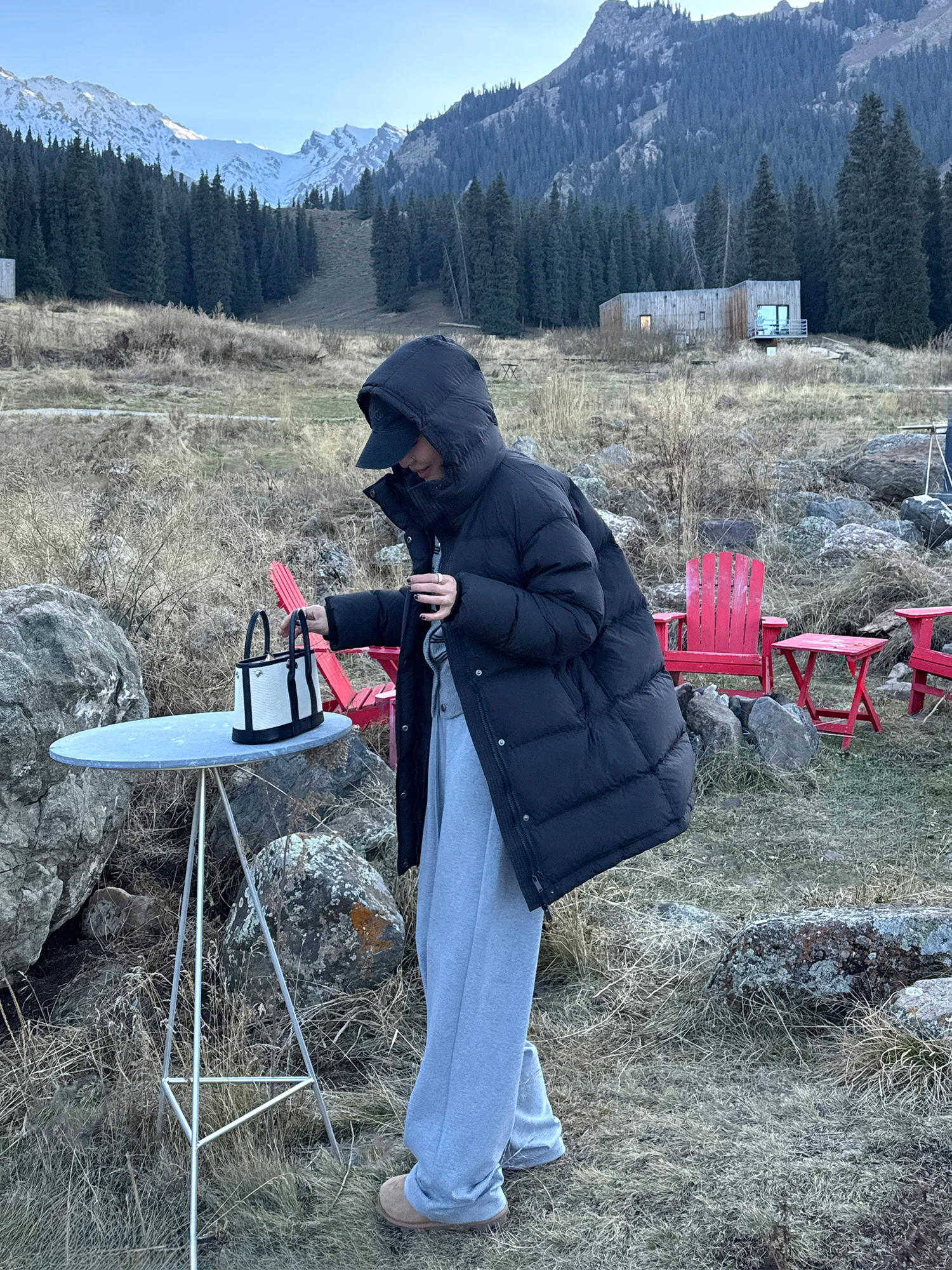 

Женская утепленная куртка с капюшоном 2025: Новинка зимы, корейский стиль, теплая стеганая куртка средней длины из белого утиного пуха, повседневная серия