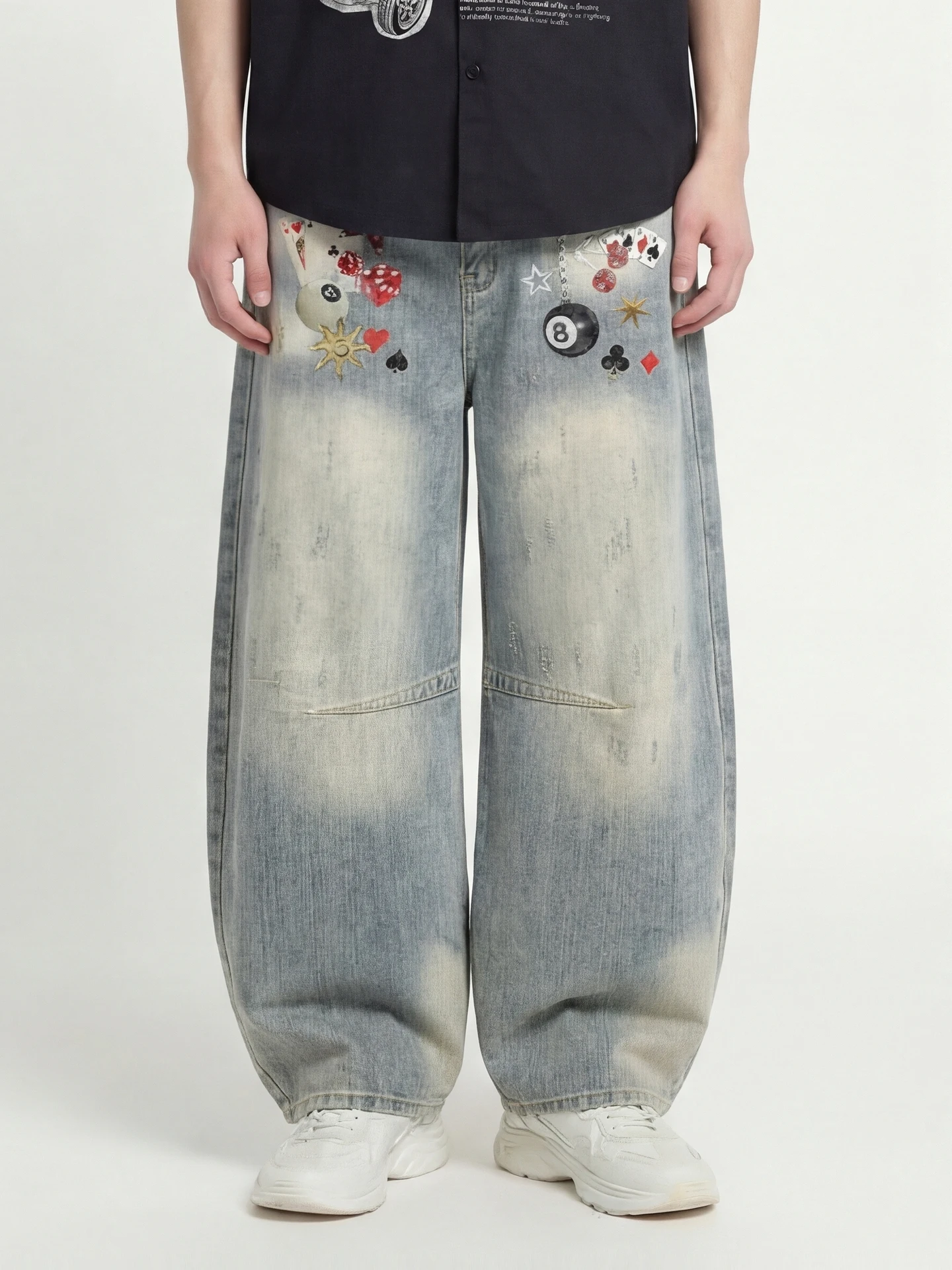 pantaloni-a-gamba-larga-stile-retro-poker-dice-accessori-moda-estate-2026-cintura-cappello-sciarpa-gemelli
