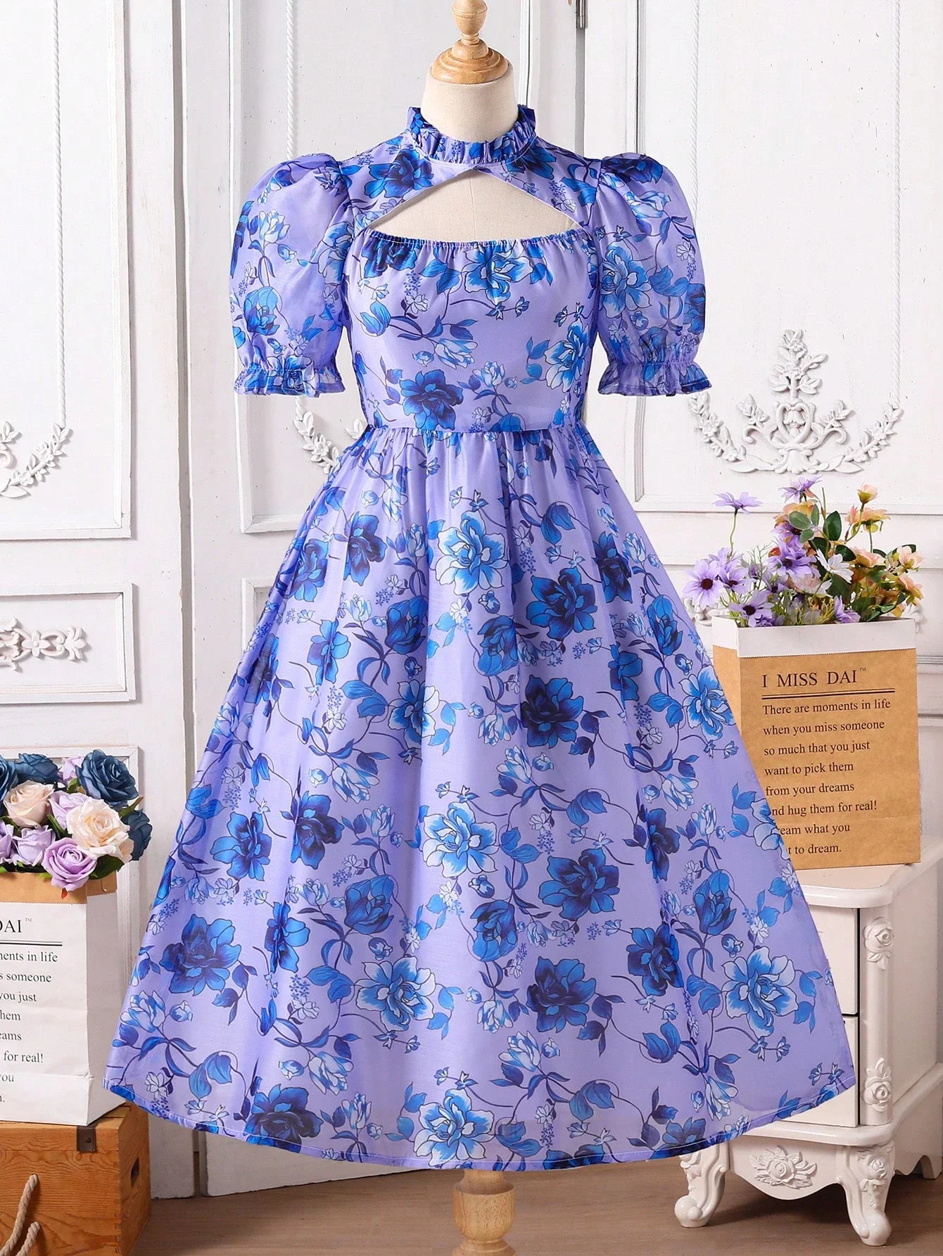 

Платье миди из органзы с фиолетовым цветочным принтом, воротником с рюшами и пышными рукавами, А-силуэт