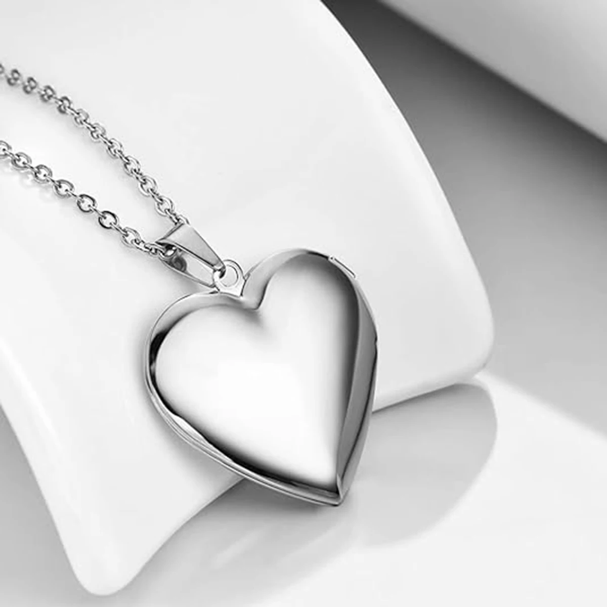 Women Girls Locket Necklace Stainless Steel Photo Lockets that Hold Picture Personalized Custom Love Heart Image Necklaces