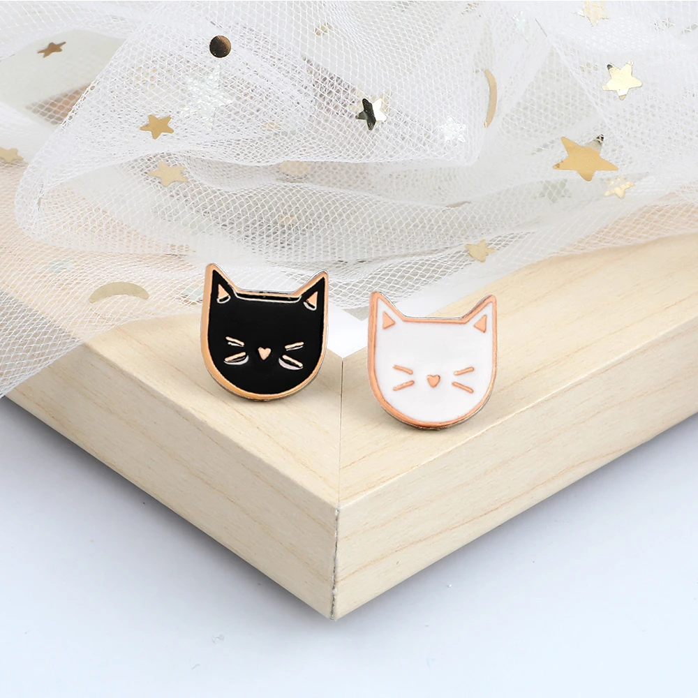 25Style Couple Black White Cat Enamel Pin Cartoon Pro Cats with Knife Brooch Witch Stray Kitty Claw Fish Bone Badge Jewelry Gift