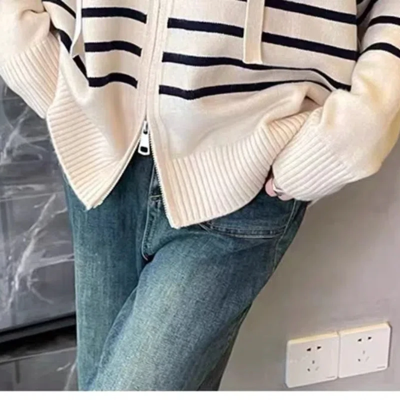 Wiosna i jesień damska 2024 New Splicing Hooked Zipper Pocket Striped Drawstring Fashion Loose Casual Long Sleeve Knitted Top