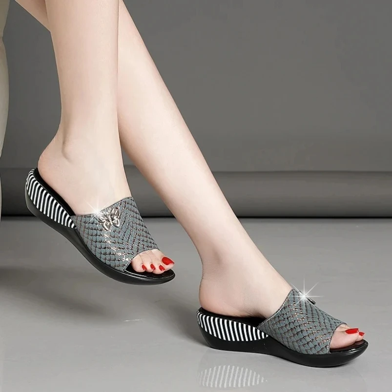 شباشب نسائية صيفية لعام 2025 بكعب عريض ومنصة عصرية من الجلد الطبيعي أحذية للسيدات مضادة للانزلاق