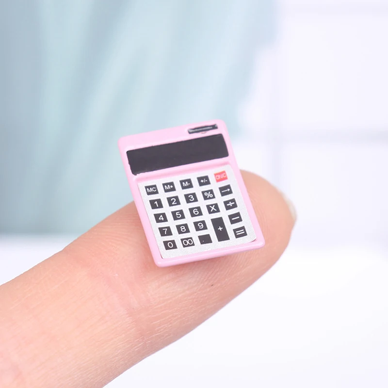 เครื่องเย็บกระดาษ/เครื่องคิดเลขจิ๋วสำหรับบ้านตุ๊กตา ของเล่นจำลองเครื่องเขียนขนาดเล็ก พกพาสะดวก ของตกแต่งฉากห้องเรียนบ้านตุ๊กตา ของเล่นเสริมการเรียนรู้