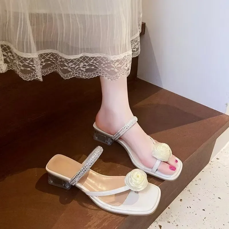 

Розовые тапочки на низком каблуке, модная домашняя пляжная обувь с одним ремешком, удобные сандалии для взрослых, новая модель 2025 года