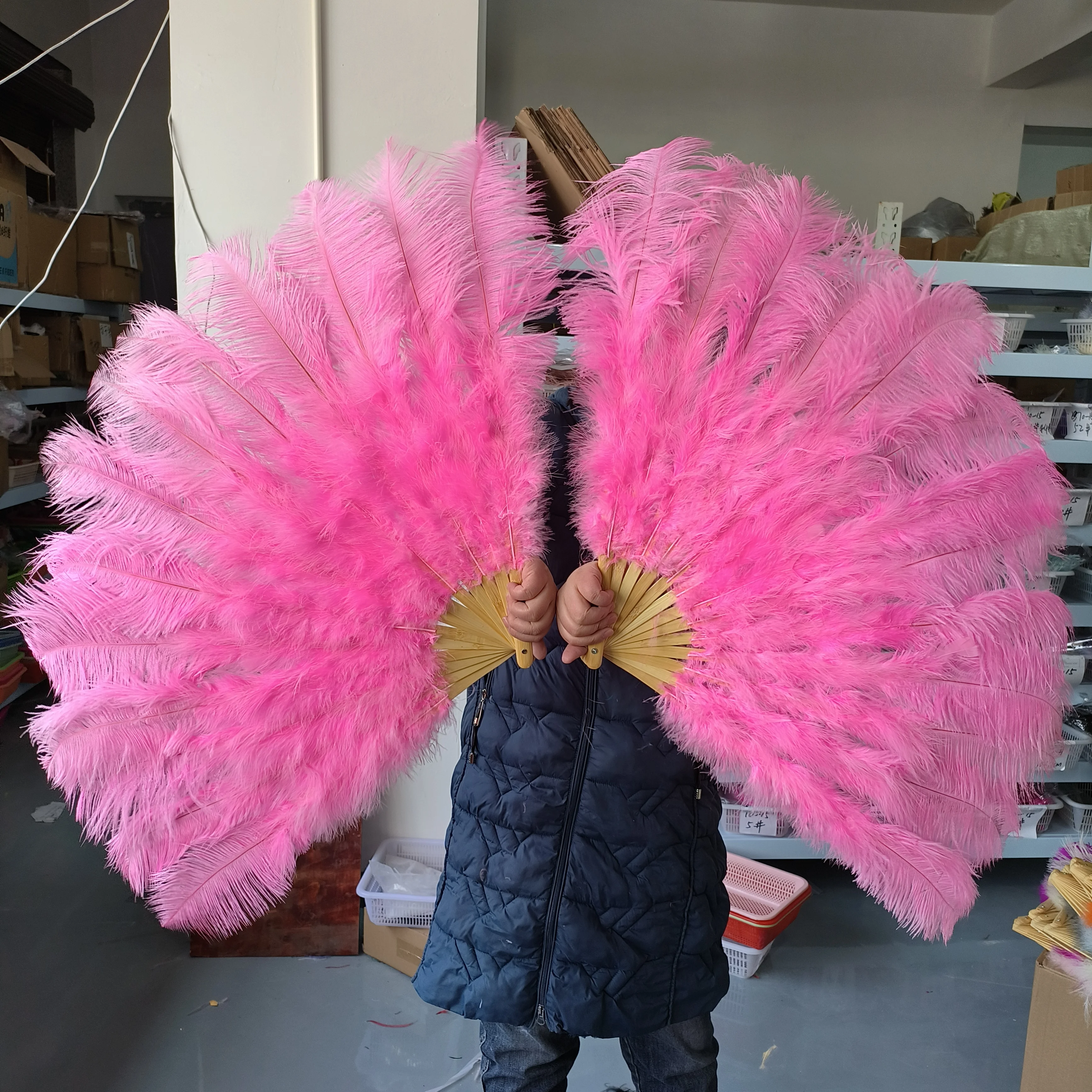 

Оптовая продажа, 10 шт., темно-розовые страусиные перья, вееры для карнавала, танца живота, волшебное шоу, украшение для сцены, реквизит для выступлений по индивидуальному заказу