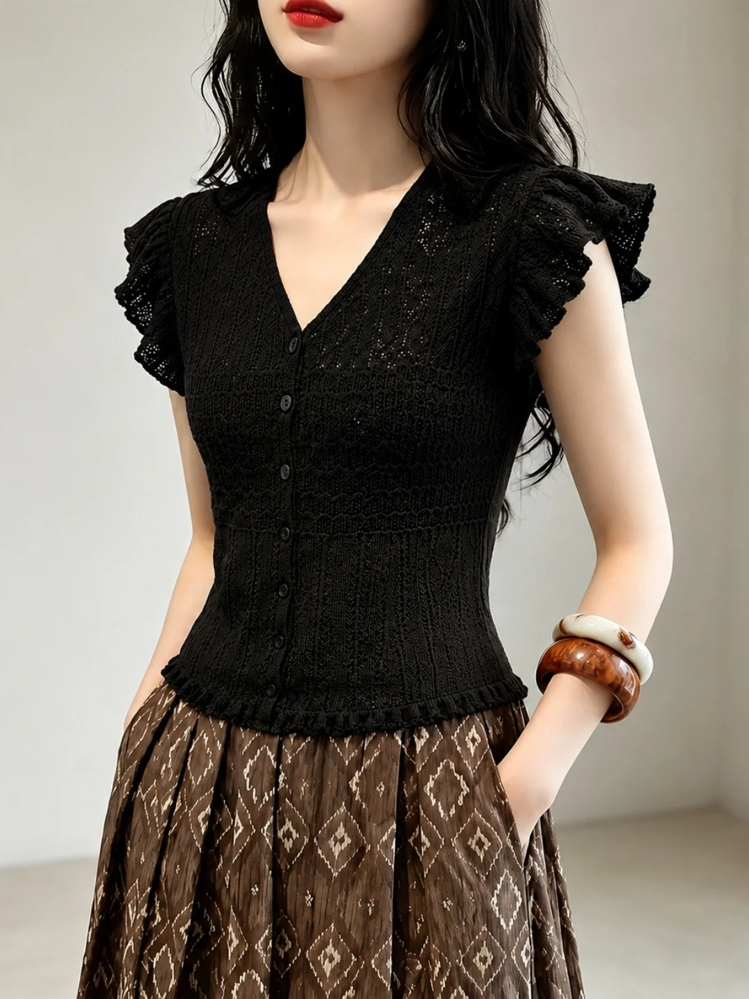 Summer 2026 Women's Soft Comfortable V-Neck Knitwear Single Button Korean Style Fashionable Personality Short Sleeve Top